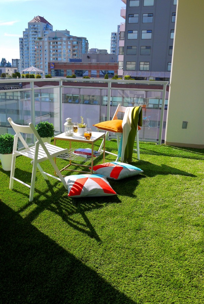 High rise deck with synthetic grass